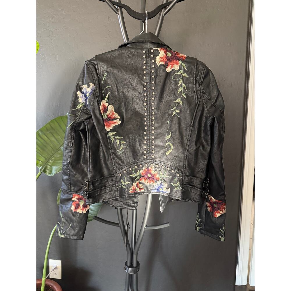 🌹 BlankNYC Embroidered Moto Jacket – NWT – Floral Studded Faux Leather – Size M - Picture 2 of 5
